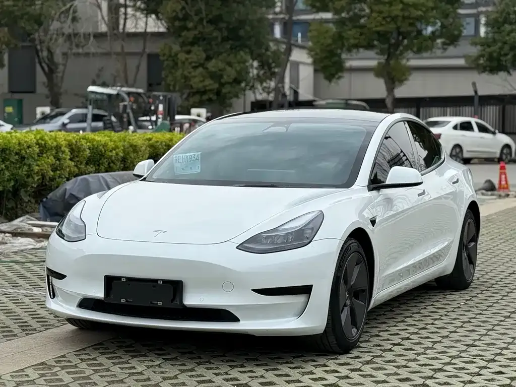 Tesla Model 3 — фото 1
