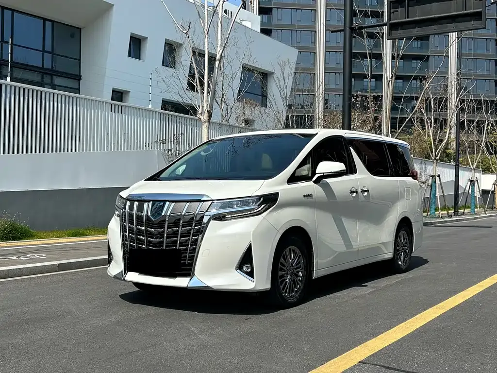 Toyota Alphard — фото 1