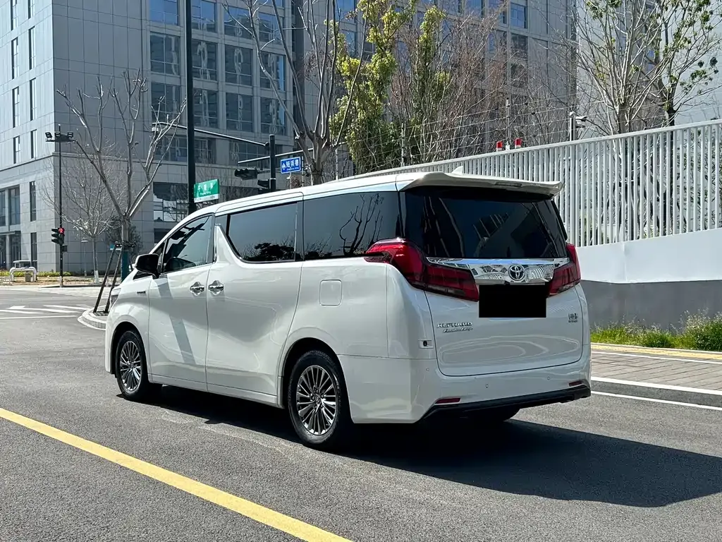 Toyota Alphard — фото 5
