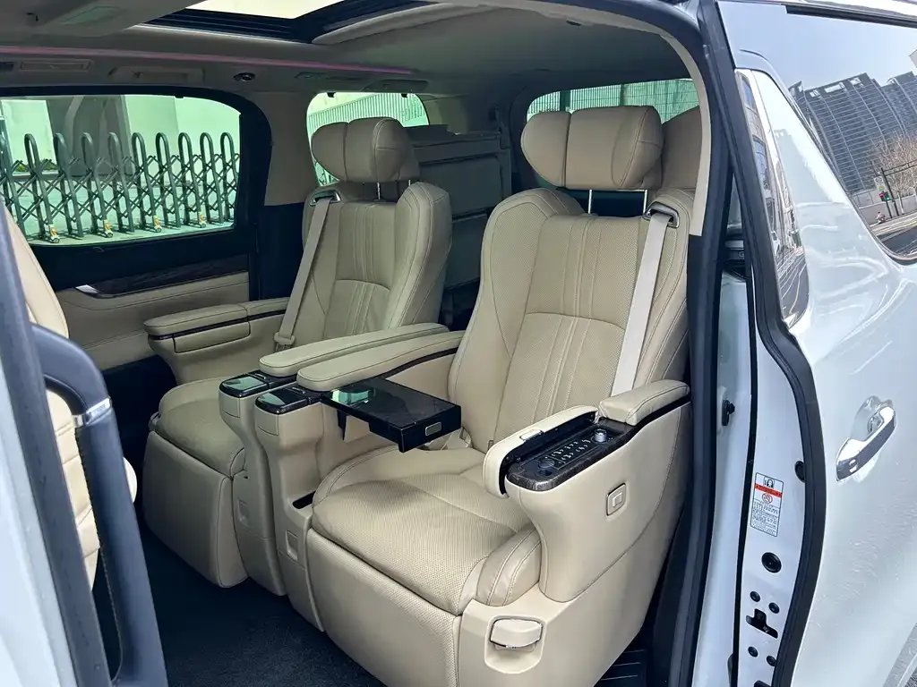 Toyota Alphard — фото 8