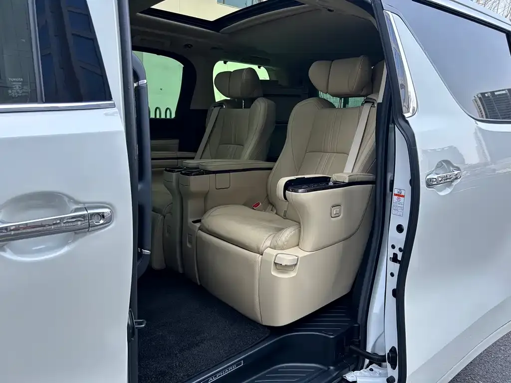 Toyota Alphard — фото 4