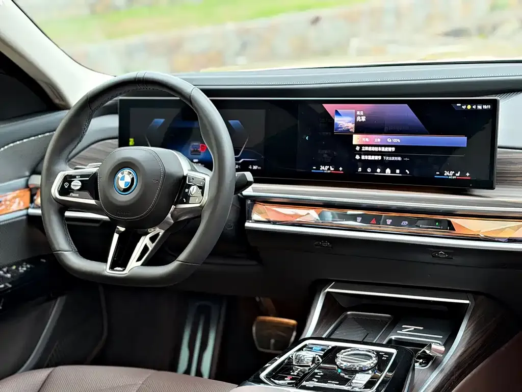 BMW i7 — фото 8