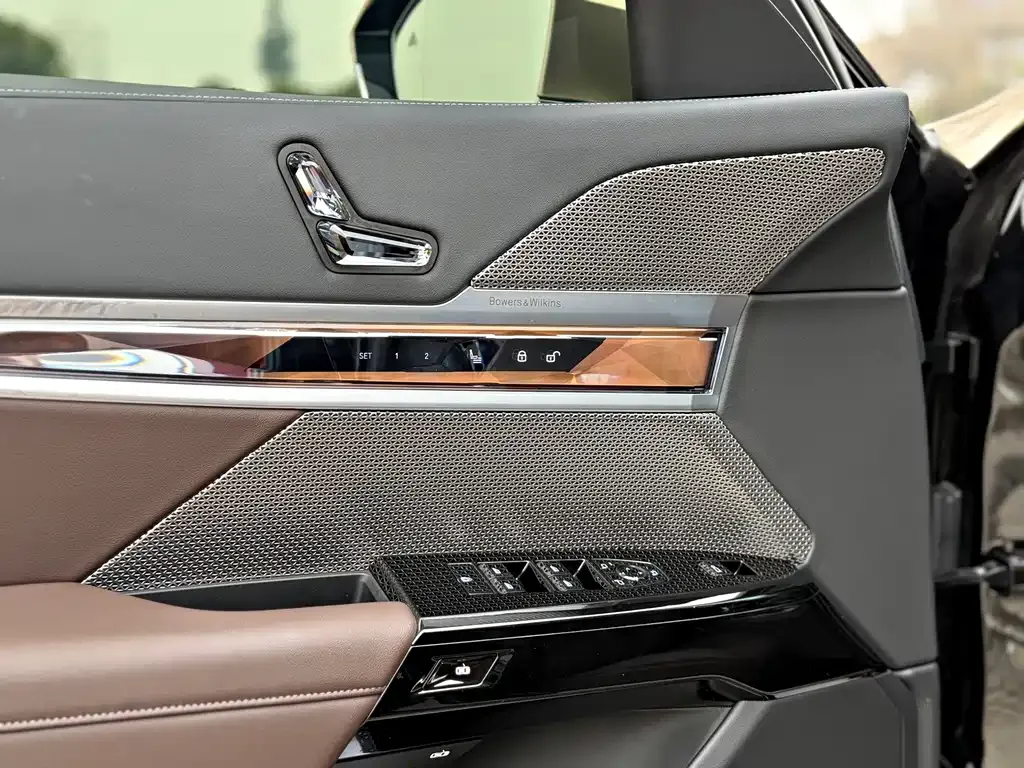 BMW i7 — фото 9