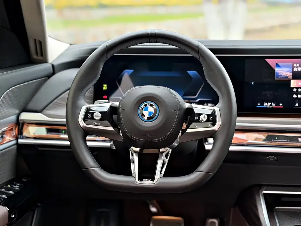 BMW i7 — фото 7