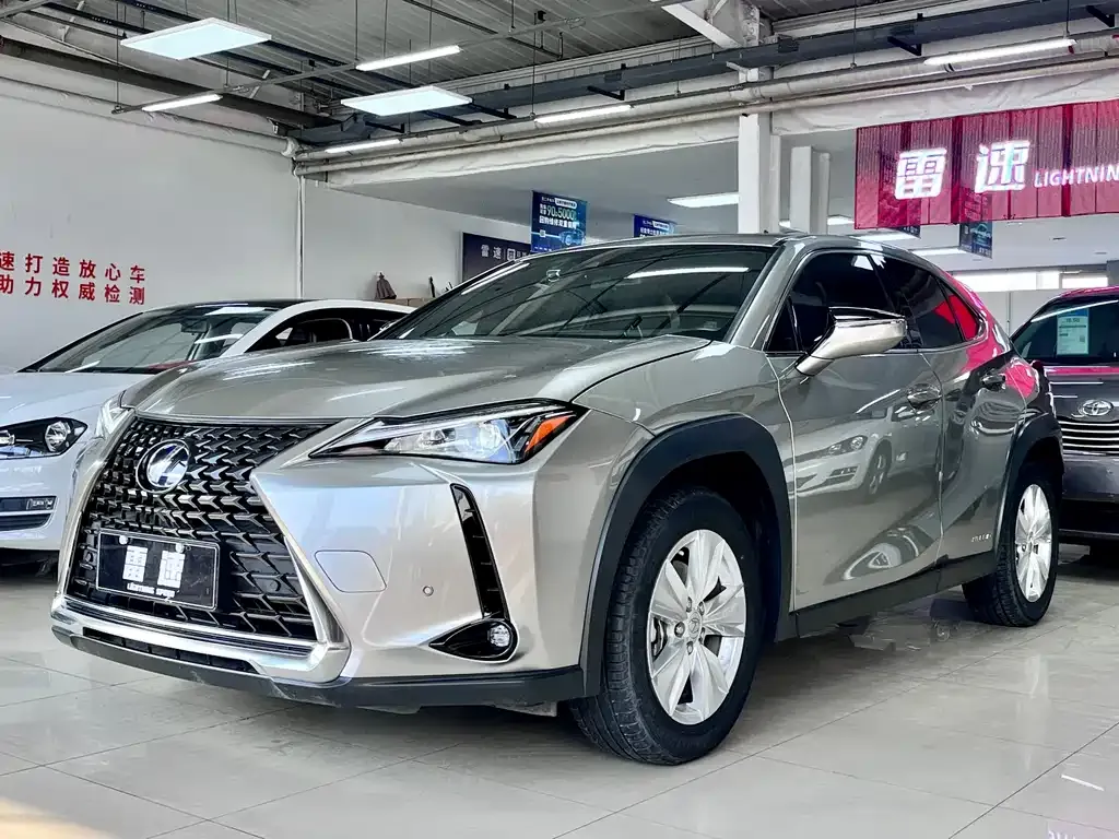 Lexus UX — фото 1