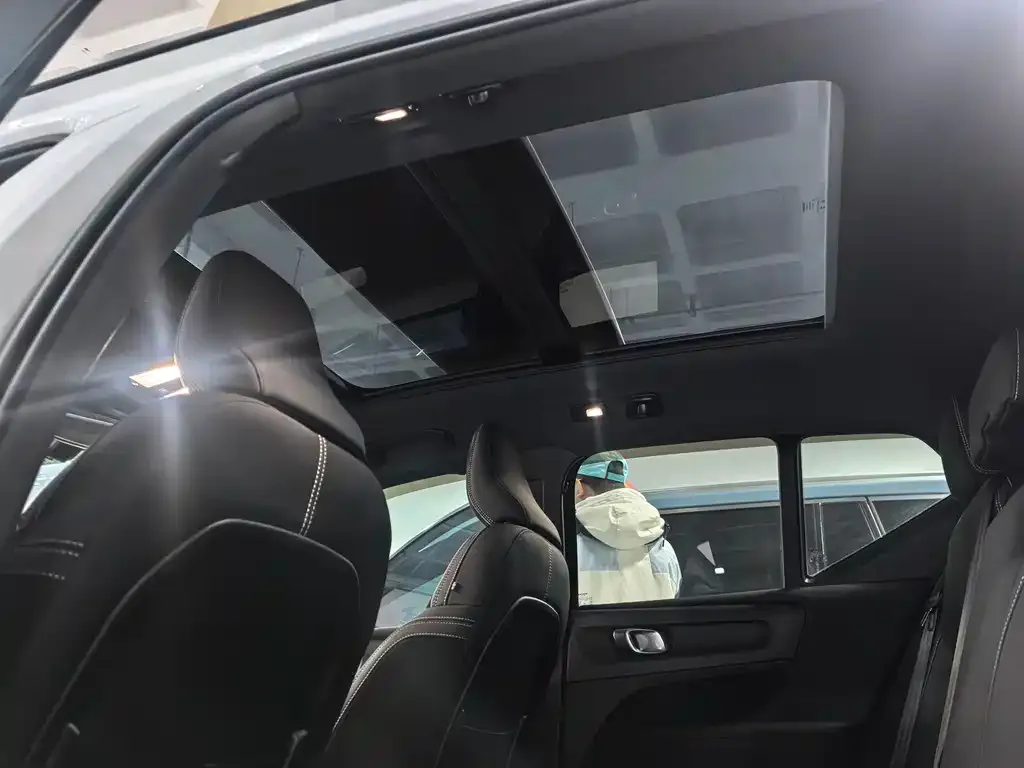 Volvo XC40 NEV — фото 2