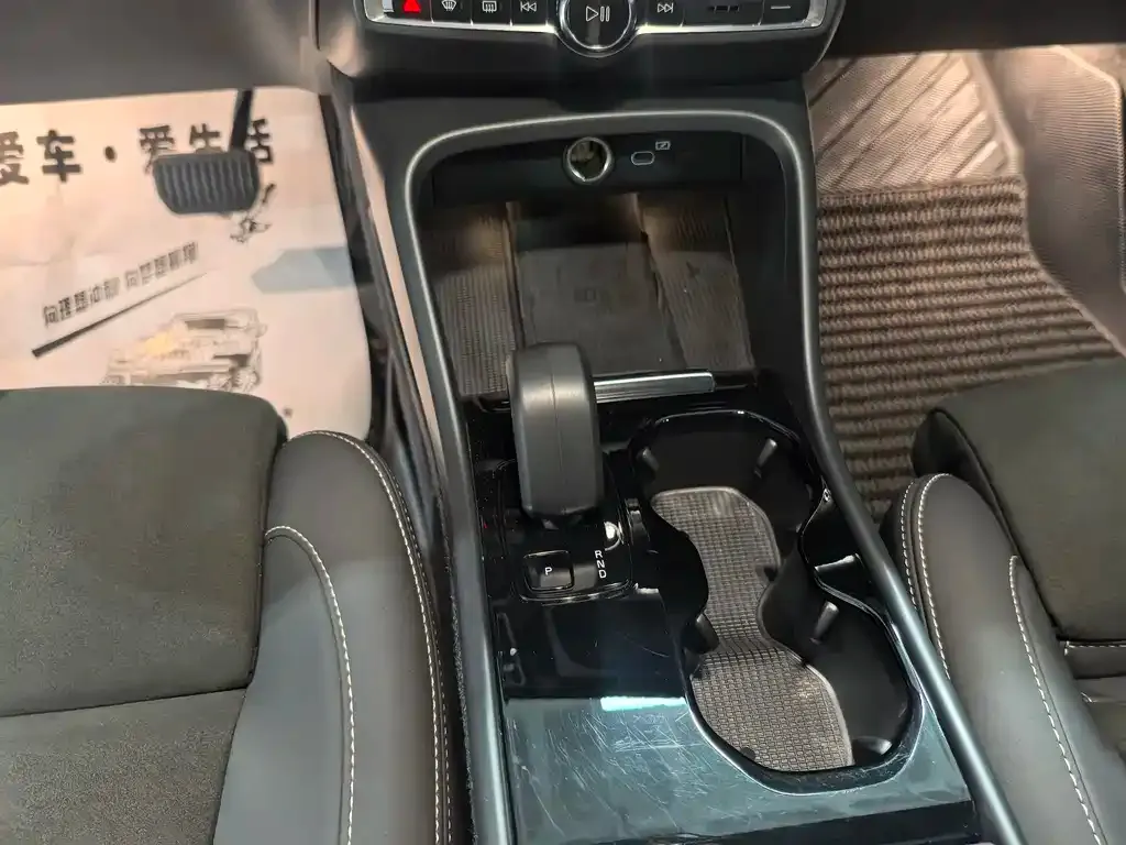 Volvo XC40 NEV — фото 9