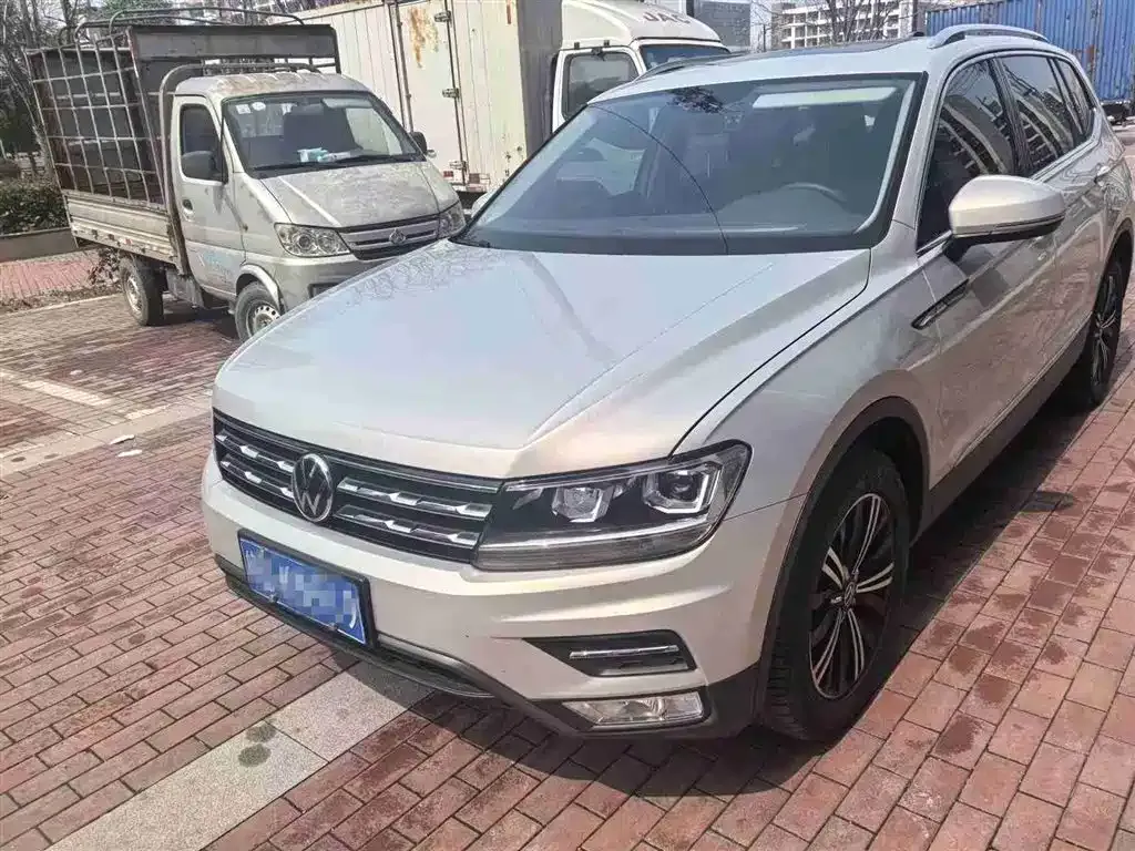 Volkswagen Tiguan L — фото 1