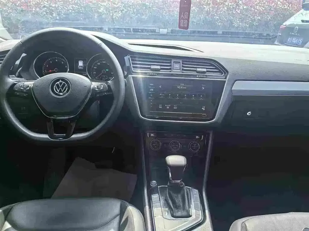 Volkswagen Tiguan L — фото 3