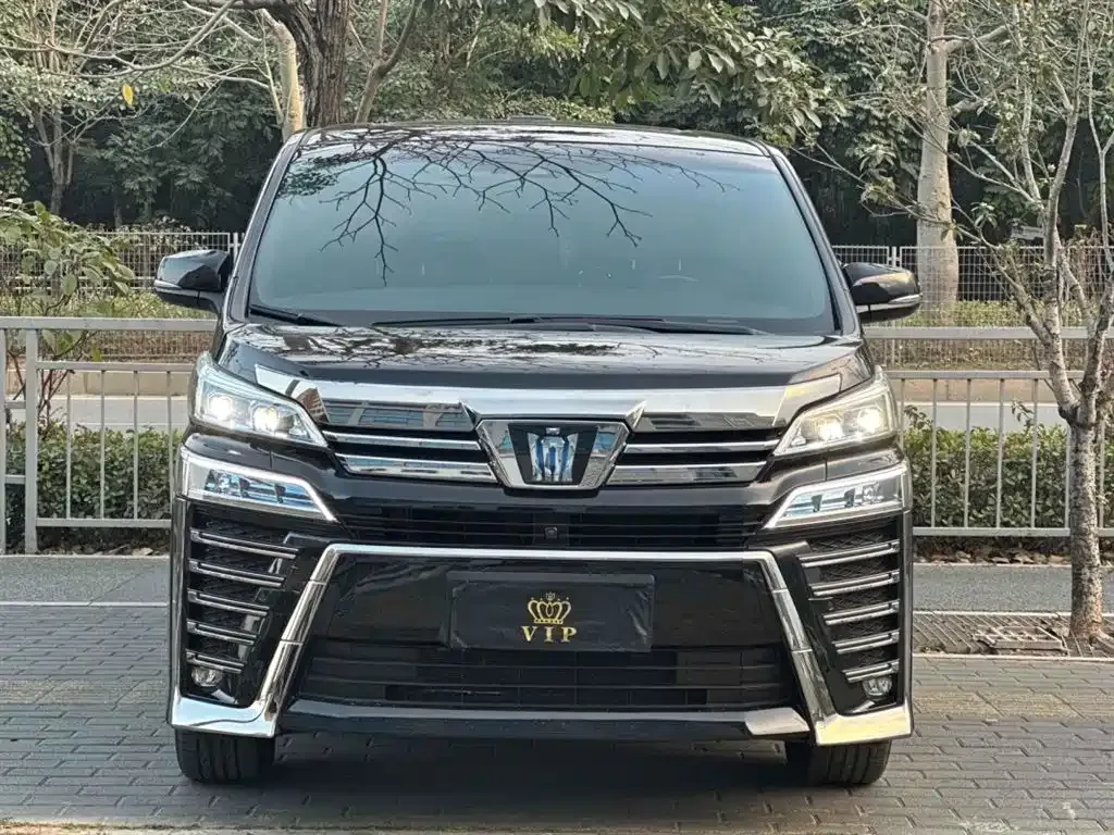 Toyota Vellfire — фото 1
