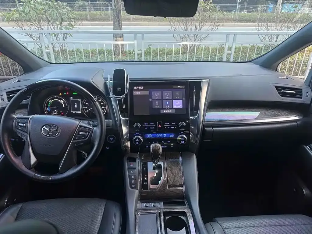 Toyota Vellfire — фото 3