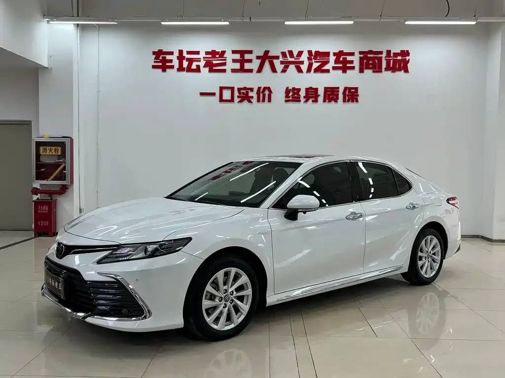 Toyota Camry — фото 1