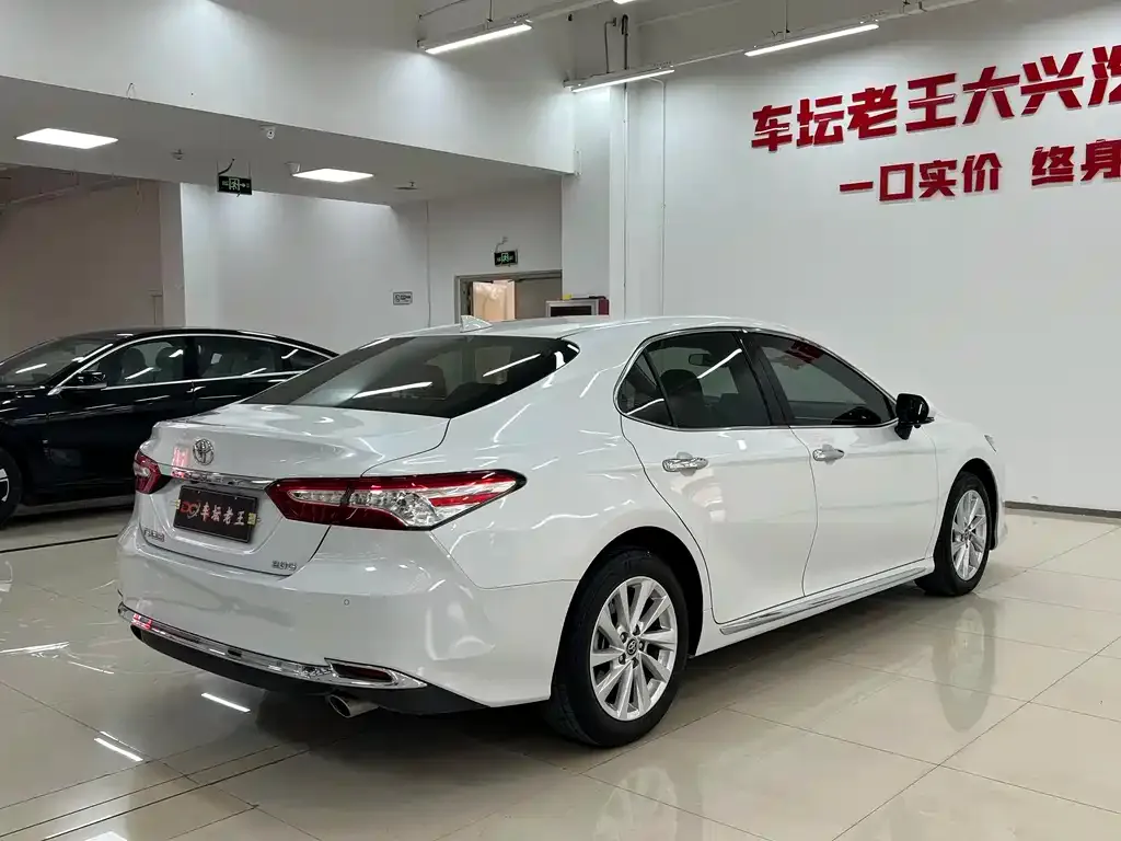 Toyota Camry — фото 6
