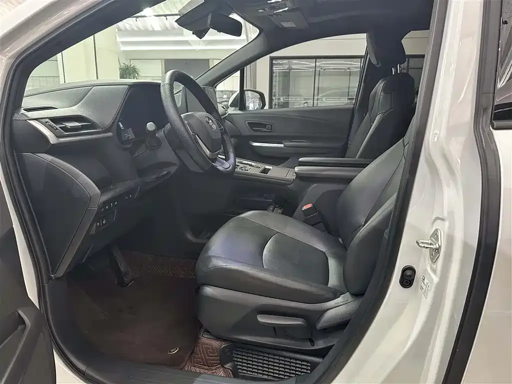 Toyota Granvia — фото 8