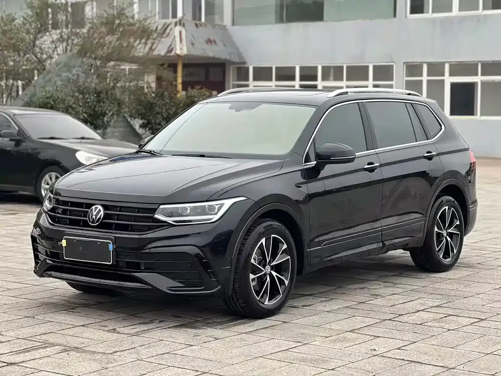 Volkswagen Tiguan L — фото 1
