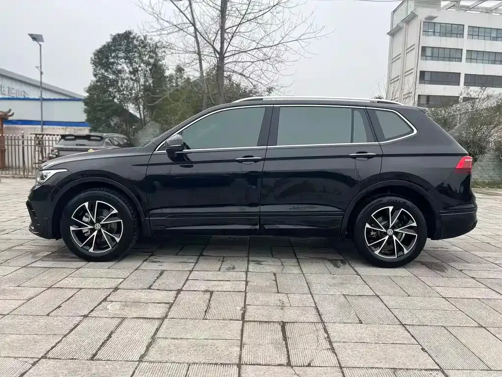 Volkswagen Tiguan L — фото 10