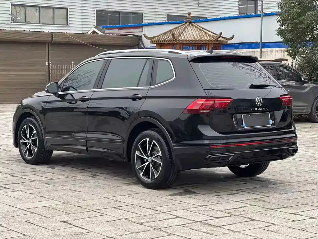 Volkswagen Tiguan L — фото 9