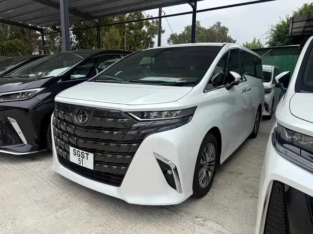 Toyota Alphard — фото 1