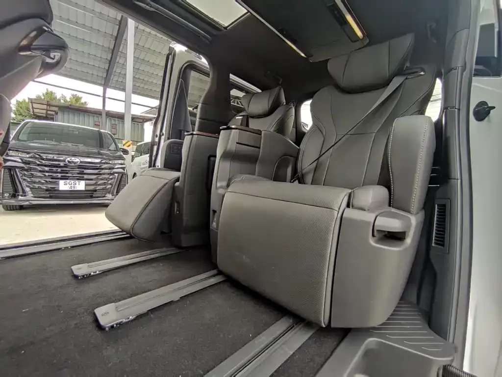 Toyota Alphard — фото 7