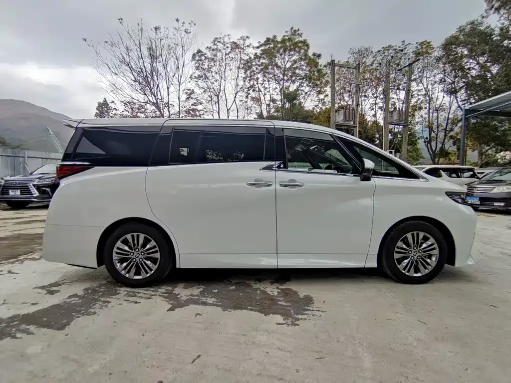 Toyota Alphard — фото 4
