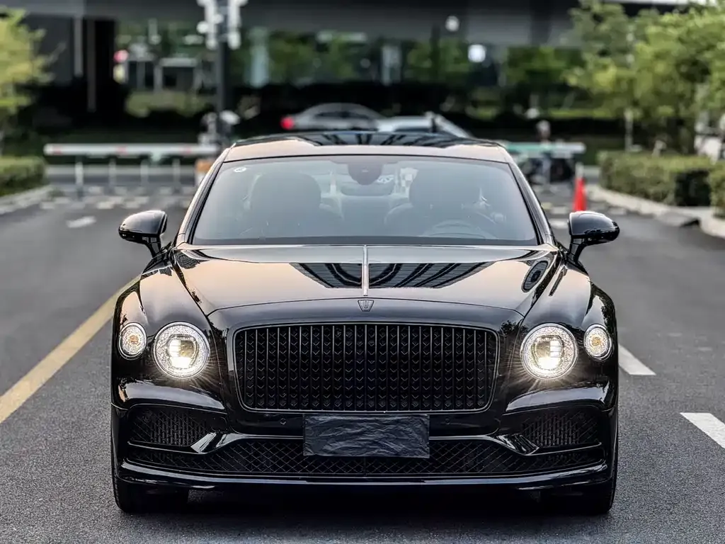 Bentley Flying Spur — фото 1