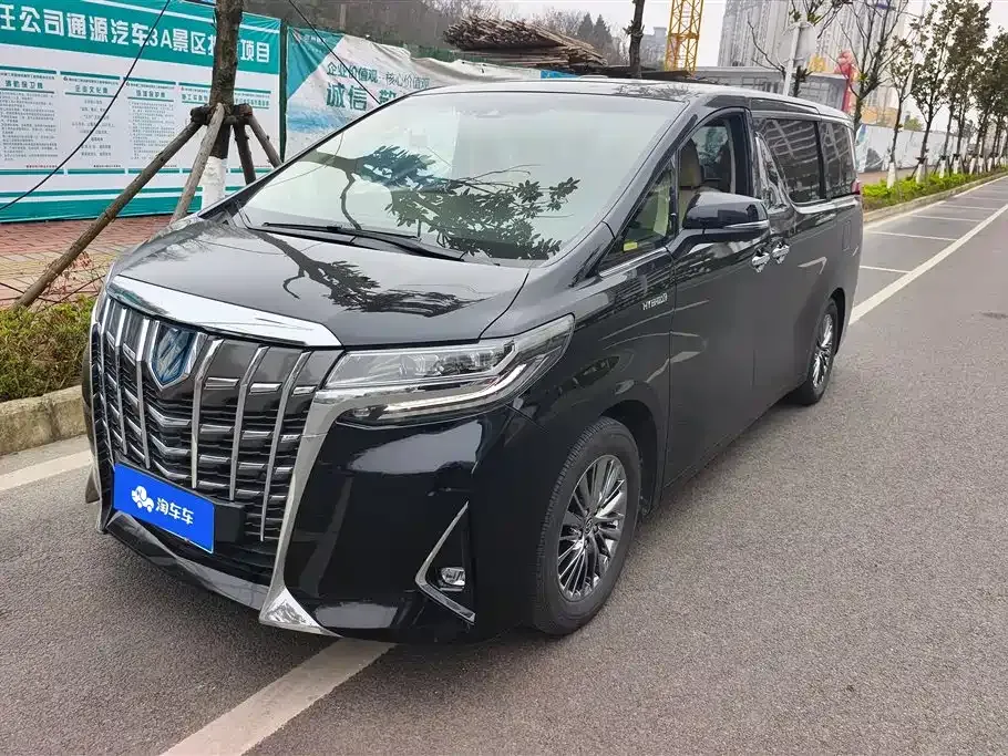 Toyota Alphard — фото 1