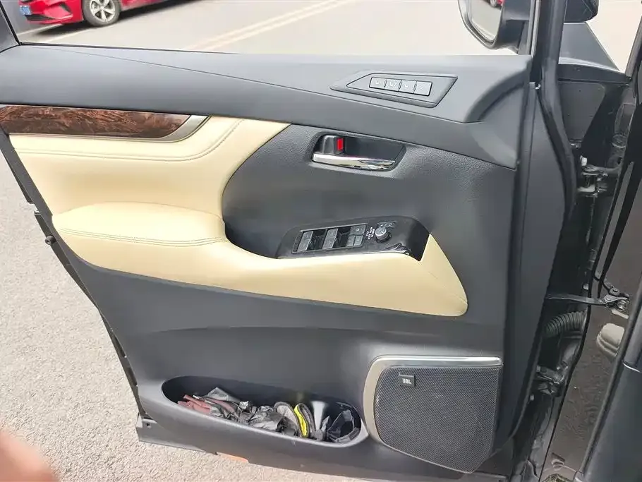 Toyota Alphard — фото 6