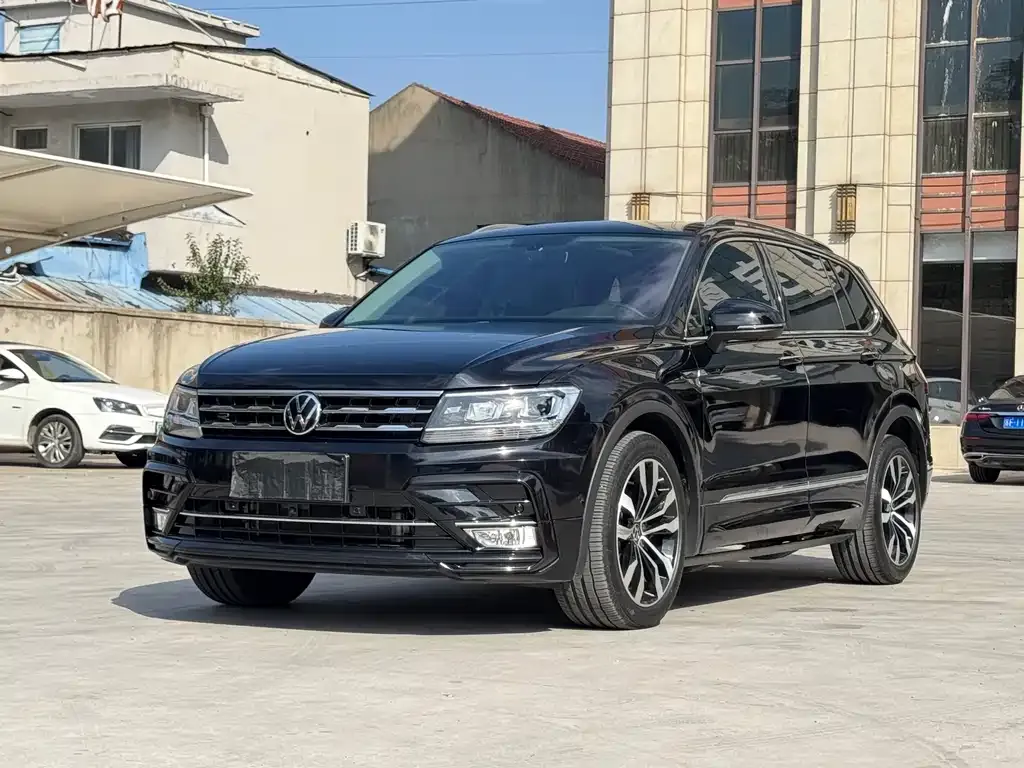 Volkswagen Tiguan L — фото 1