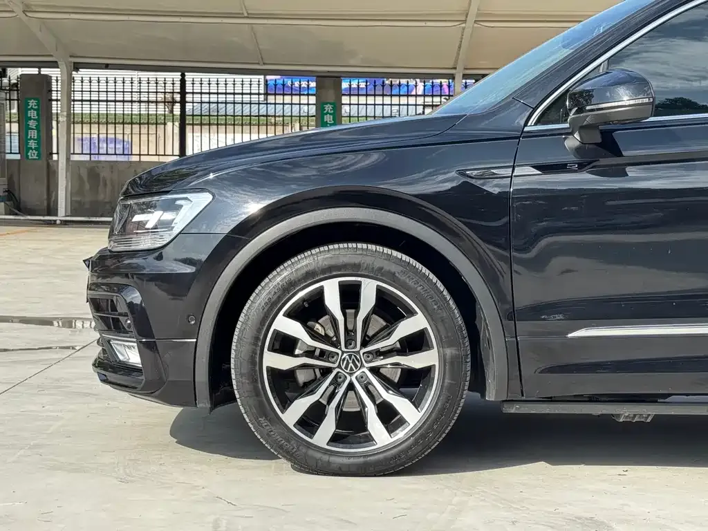 Volkswagen Tiguan L — фото 6