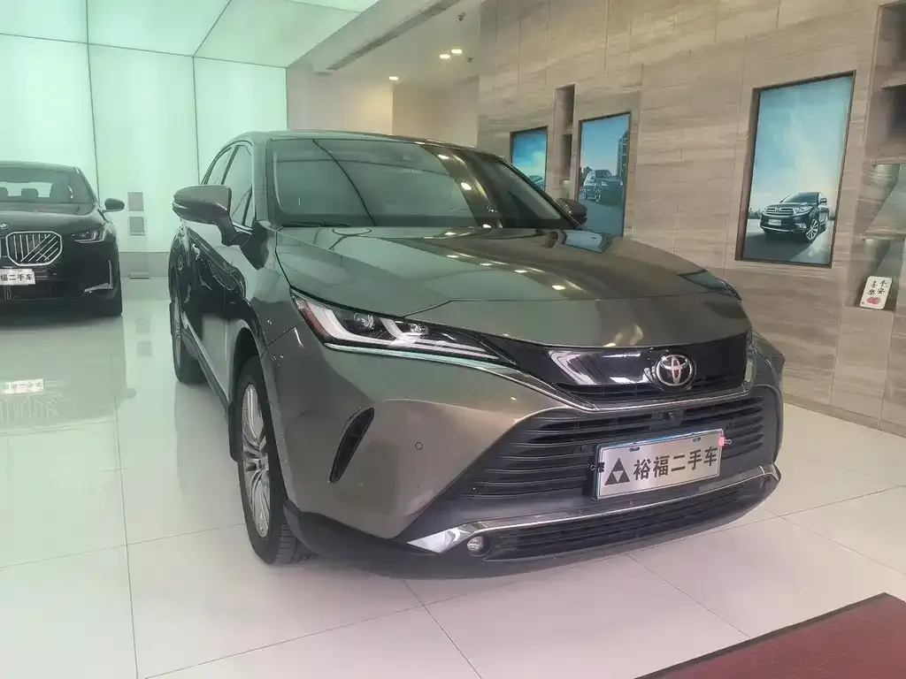 Toyota Harrier — фото 1