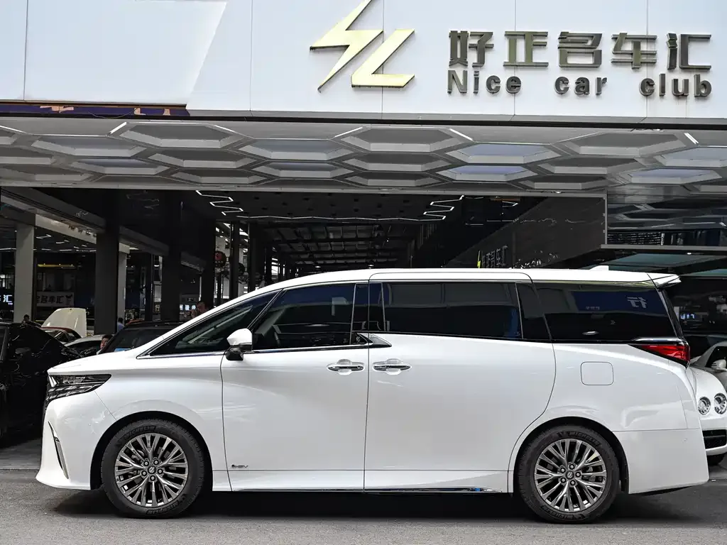 Toyota Alphard — фото 7