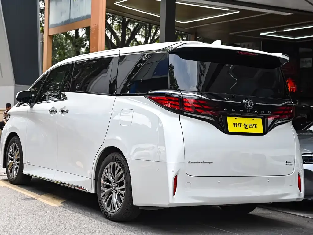 Toyota Alphard — фото 9