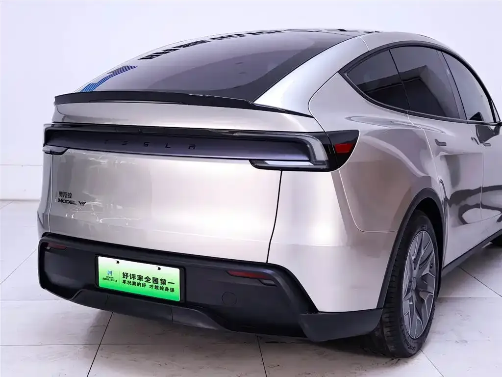 Tesla Model Y L — фото 10