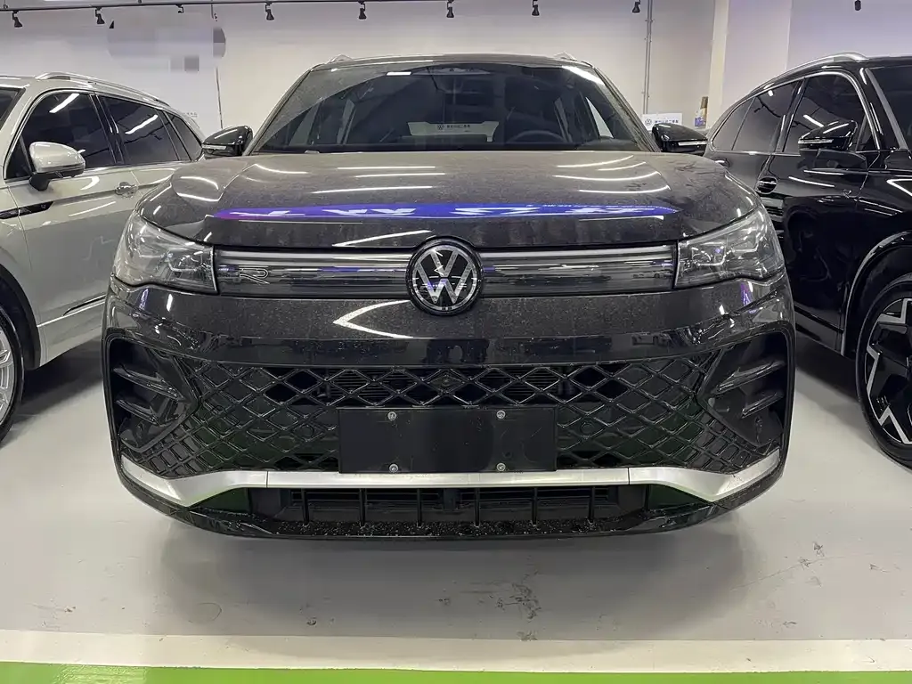 Volkswagen Tiguan L — фото 2