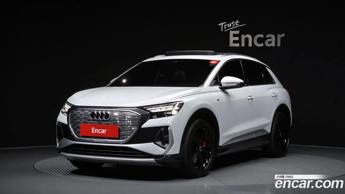 Audi Q4 e-tron — фото 1