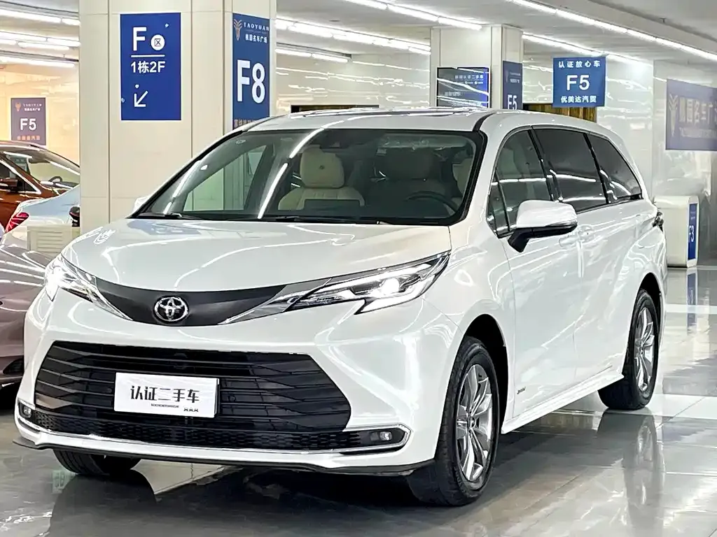 Toyota Sienna — фото 1