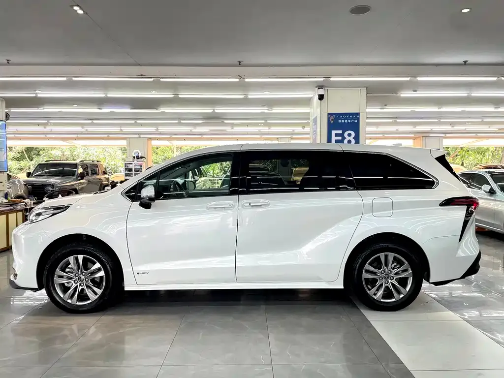 Toyota Sienna — фото 3