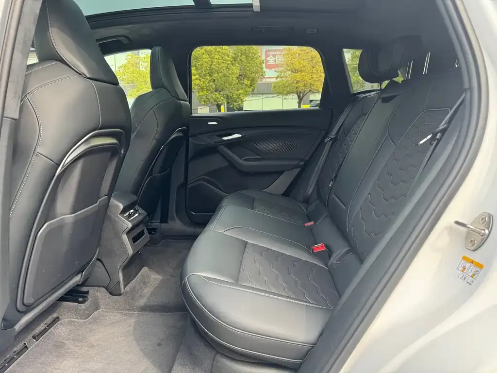 Audi Q6L e-tron — фото 2