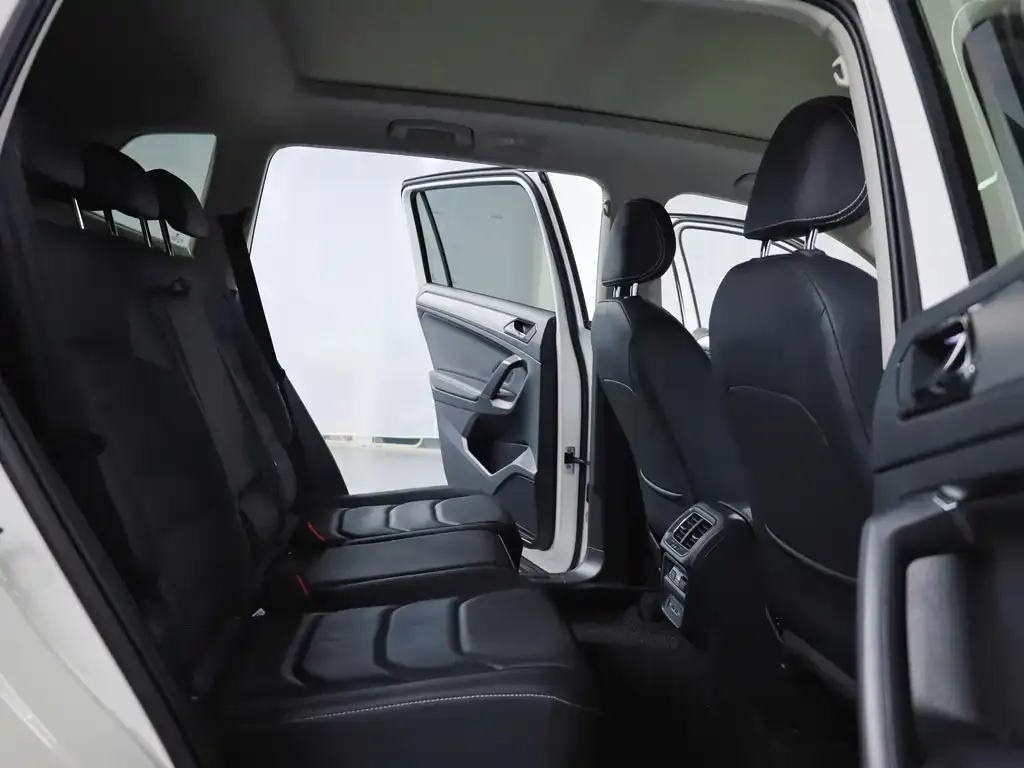 Volkswagen Tiguan L — фото 2