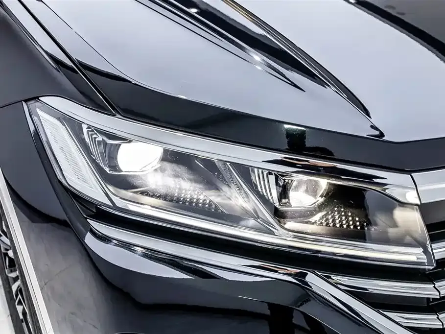 Volkswagen Touareg — фото 10