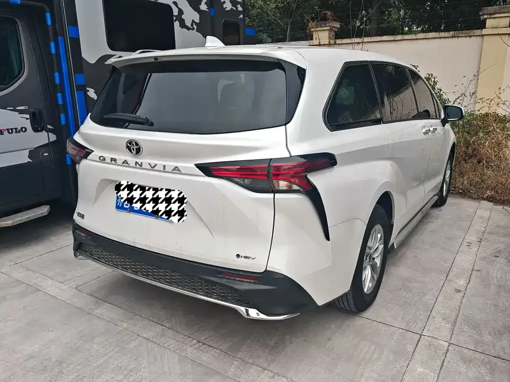 Toyota Granvia — фото 6