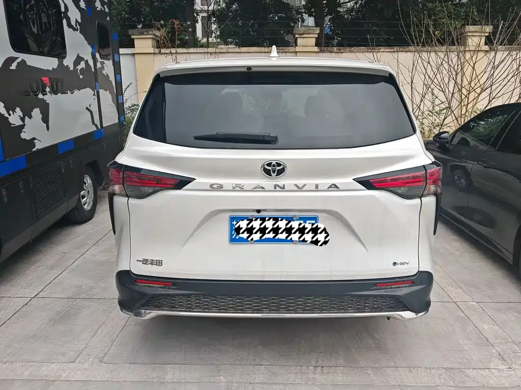 Toyota Granvia — фото 7