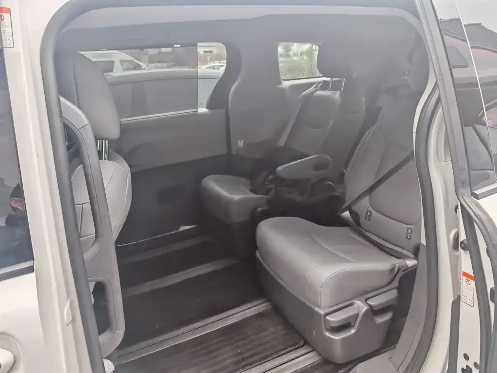 Toyota Granvia — фото 2
