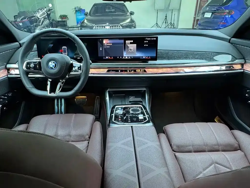 BMW i7 — фото 9
