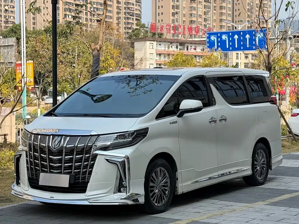 Toyota Alphard — фото 1