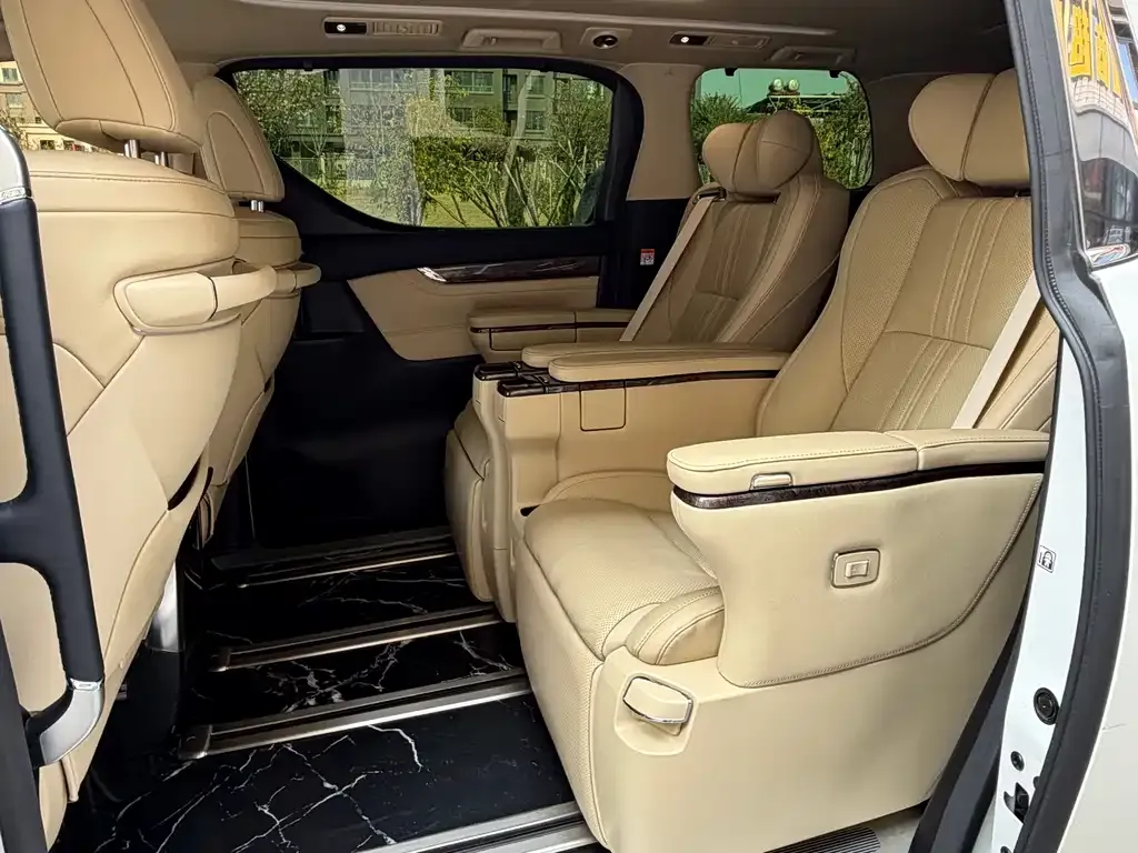 Toyota Alphard — фото 2