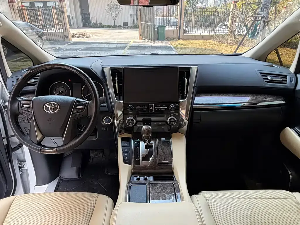 Toyota Alphard — фото 3