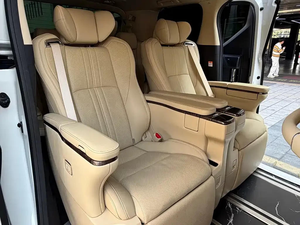 Toyota Alphard — фото 9