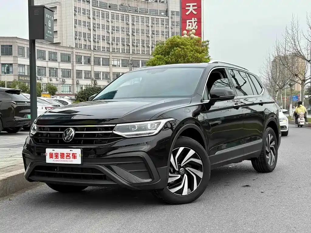 Volkswagen Tiguan L — фото 1