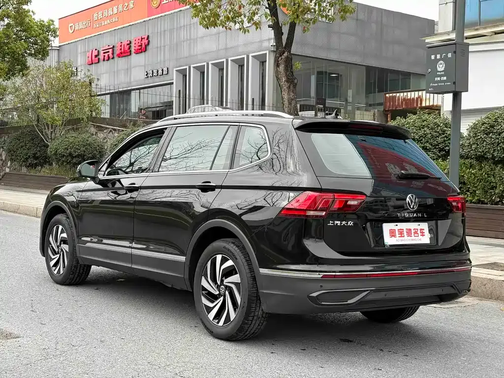 Volkswagen Tiguan L — фото 10